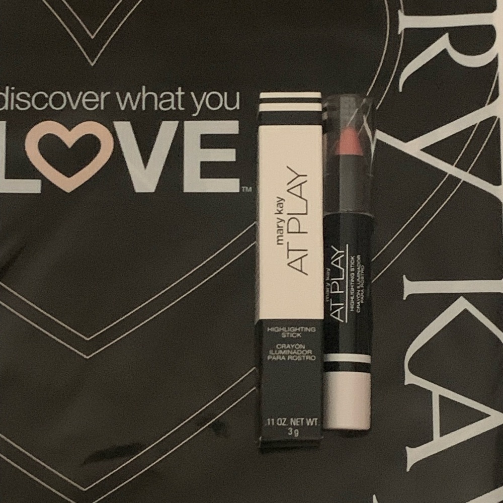 Mary Kay At Play Highlighting Stick - Picture 2 of 2